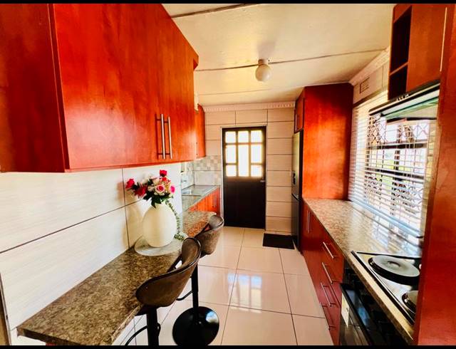 2 BEDROOM HOUSE FOR SALE IN UMLAZI C